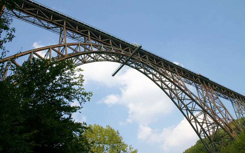 Muengstener Brücke mit Brückenpark